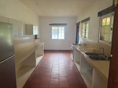Cozy 2-bedroom bungalow in bucaro across from beach