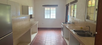 Cozy 2-bedroom bungalow in bucaro across from beach