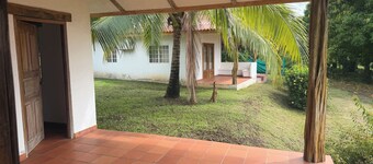 Cozy 2-bedroom bungalow in bucaro across from beach