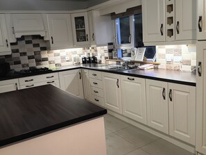 Dishwasher, cookware/dishes/utensils - Sliabh League Mountain Lodge (Carrick)