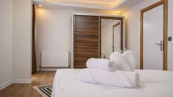 Economy Apartment | Desk, laptop workspace, WiFi (free)