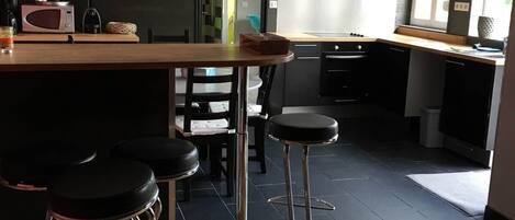 Cafetera o tetera, frigorífico, microondas y horno
