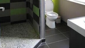 A bathroom with a shower, toilet, and sink. - Vacation Rental in the Somme Bay Area for 6 People (Fort-Mahon-Plage)