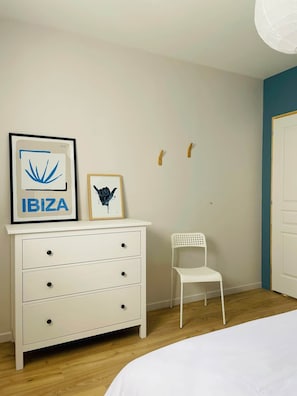A bedroom with a white dresser, a framed picture, a white chair, and a bed. - La Menuiserie Vacation Rental in the Somme Bay—Accommodates 15 People (Fort-Mahon-Plage)