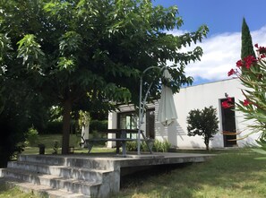 Outdoor dining - Gite Calonne with Pool (Carignan-de-Bordeaux)