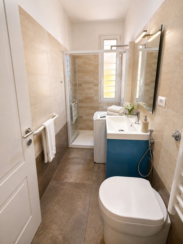Een douche, een haardroger, een bidet, handdoeken