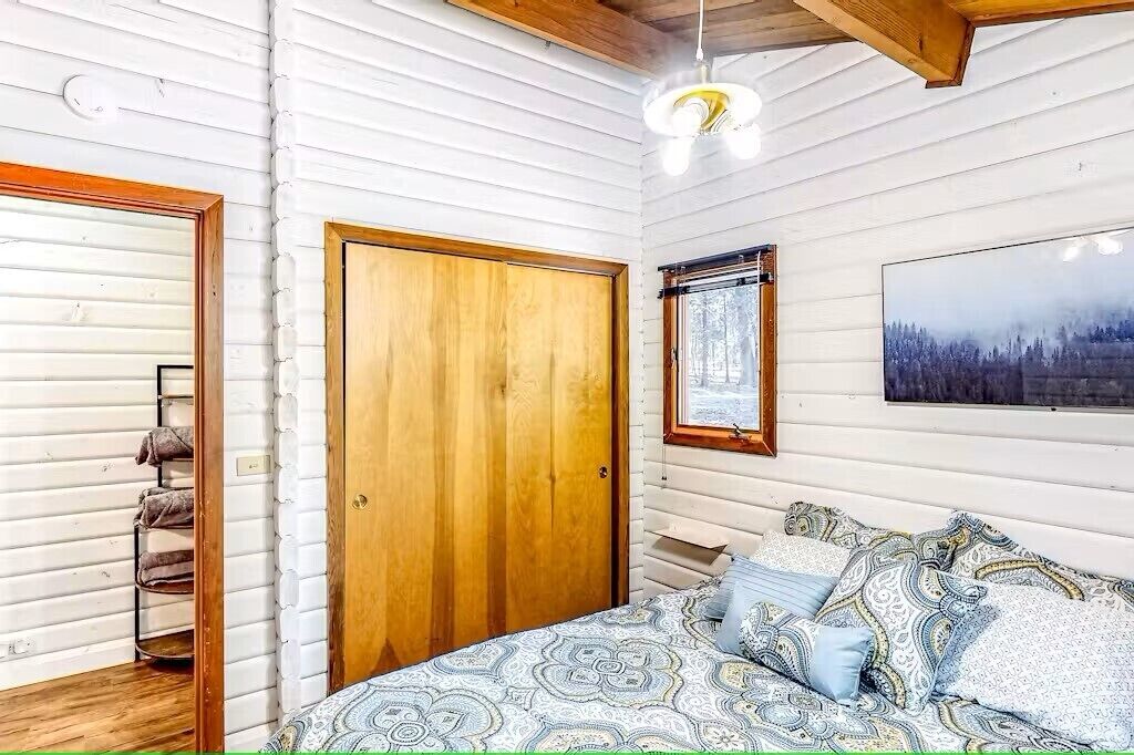 3 habitaciones, tabla de planchar con plancha, wifi y ropa de cama 