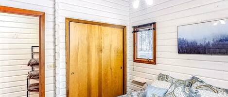 3 habitaciones, tabla de planchar con plancha, wifi y ropa de cama