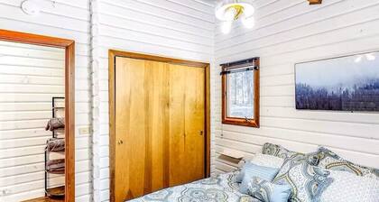 CABIN RETREAT IN THE TREES WITH HOT TUB & CLOSE TO ROLLINS LAKE