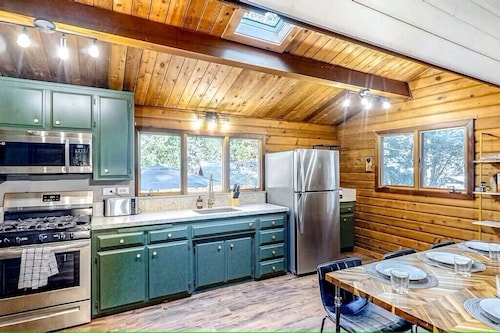 CABIN RETREAT IN THE TREES WITH HOT TUB & CLOSE TO ROLLINS LAKE