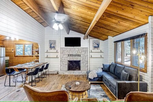 CABIN RETREAT IN THE TREES WITH HOT TUB & CLOSE TO ROLLINS LAKE