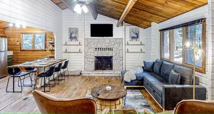 CABIN RETREAT IN THE TREES WITH HOT TUB & CLOSE TO ROLLINS LAKE