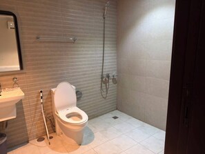 Shower, towels, soap, shampoo - Manask Al Bayt Hotel (Makkah)