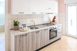 Cafetière/bouilloire, réfrigérateur, four, plaque de cuisson