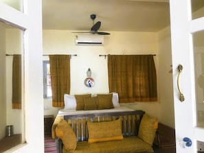 Deluxe Twin Room, Balcony, Garden View | Interior