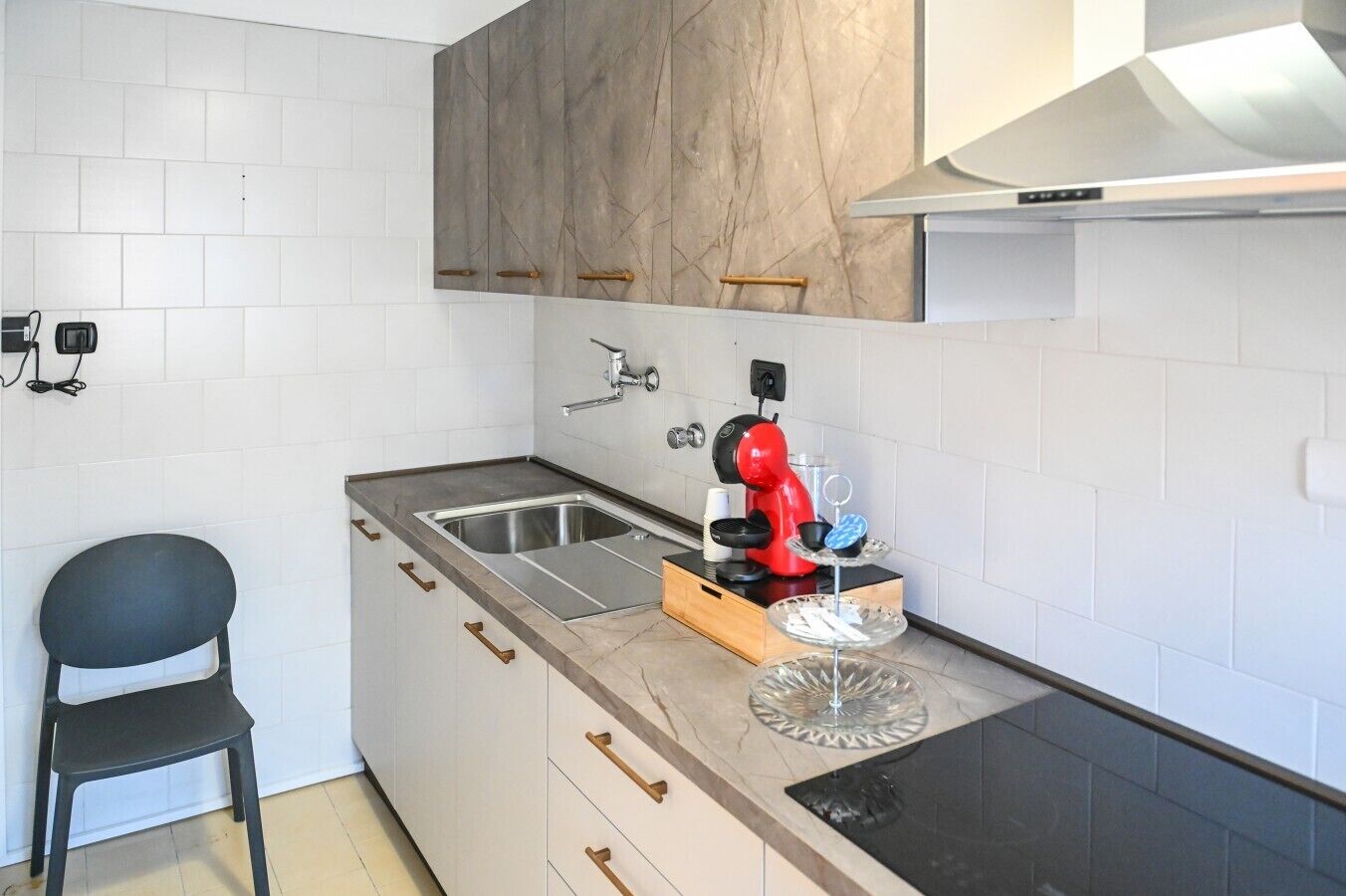 Coffee/tea maker, fridge, oven, stovetop