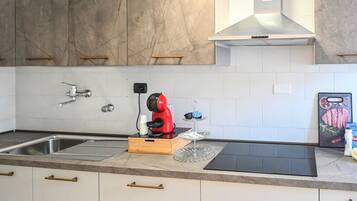 Coffee/tea maker, fridge, oven, stovetop