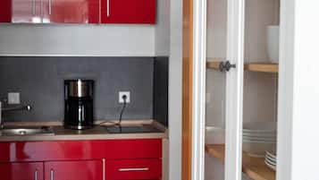 Wasserkocher mit Kaffee-/Teezubehör, Kühlschrank, Herdplatte