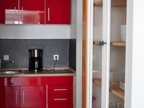 Wasserkocher mit Kaffee-/Teezubehör, Kühlschrank, Herdplatte