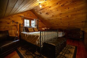 Room - Kelly Cabin at Camp Wally | Classic Lake Cabin (Tafton)