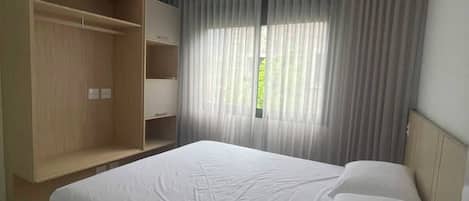 4 bedrooms, iron/ironing board, WiFi, bed sheets