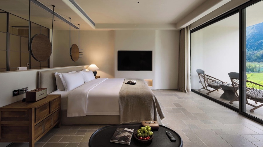 BYMA Valley Hideaway Resort Yangshuo·Ten-Mile Gallery · Yulong River·Double-Level Cliffside Infinity Pools