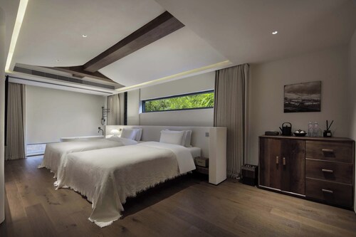 BYMA Valley Hideaway Resort Yangshuo·Ten-Mile Gallery · Yulong River·Double-Level Cliffside Infinity Pools