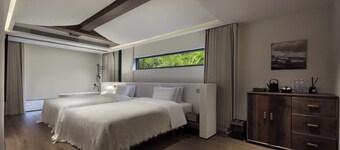 BYMA Valley Hideaway Resort Yangshuo·Ten-Mile Gallery · Yulong River·Double-Level Cliffside Infinity Pools