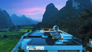 Hồ bơi ngoài trời, mở cửa từ 8:00 đến 22:00, ghế dài tắm nắng 