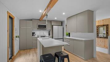 Coffee/tea maker, fridge, microwave, oven