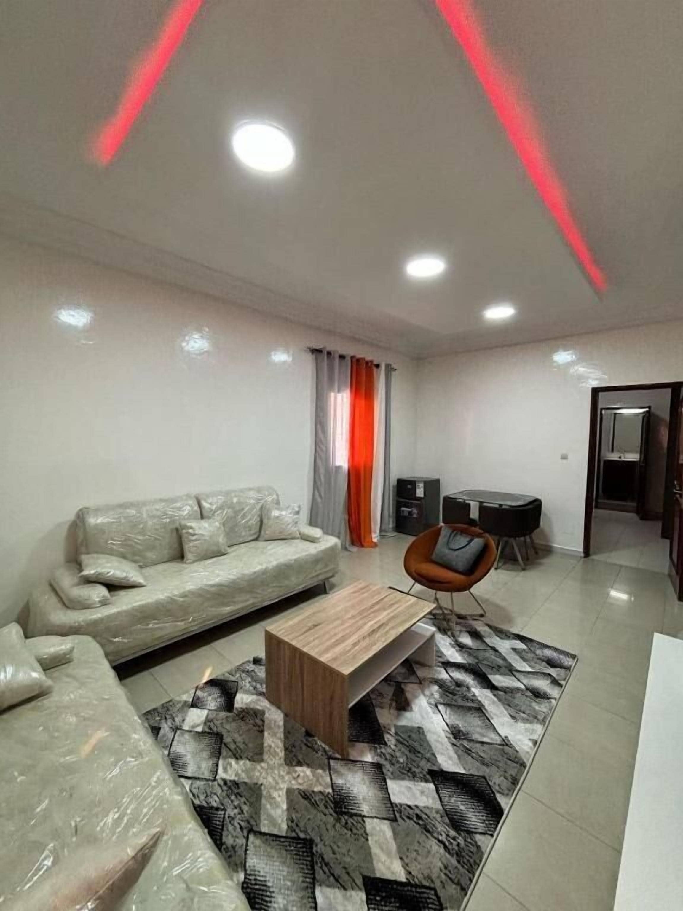 Studio tiện nghi đơn giản, quang cảnh sân vườn | Khu phòng khách