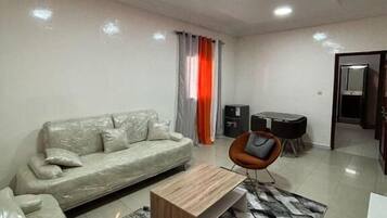 Studio tiện nghi đơn giản, quang cảnh sân vườn | Khu phòng khách