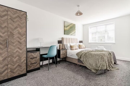 House - Sleeps 8 - Parking - Garden