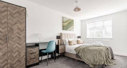 House - Sleeps 8 - Parking - Garden