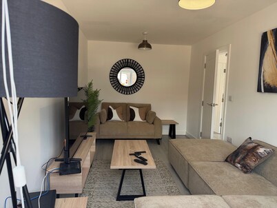 House - Sleeps 8 - Parking - Garden