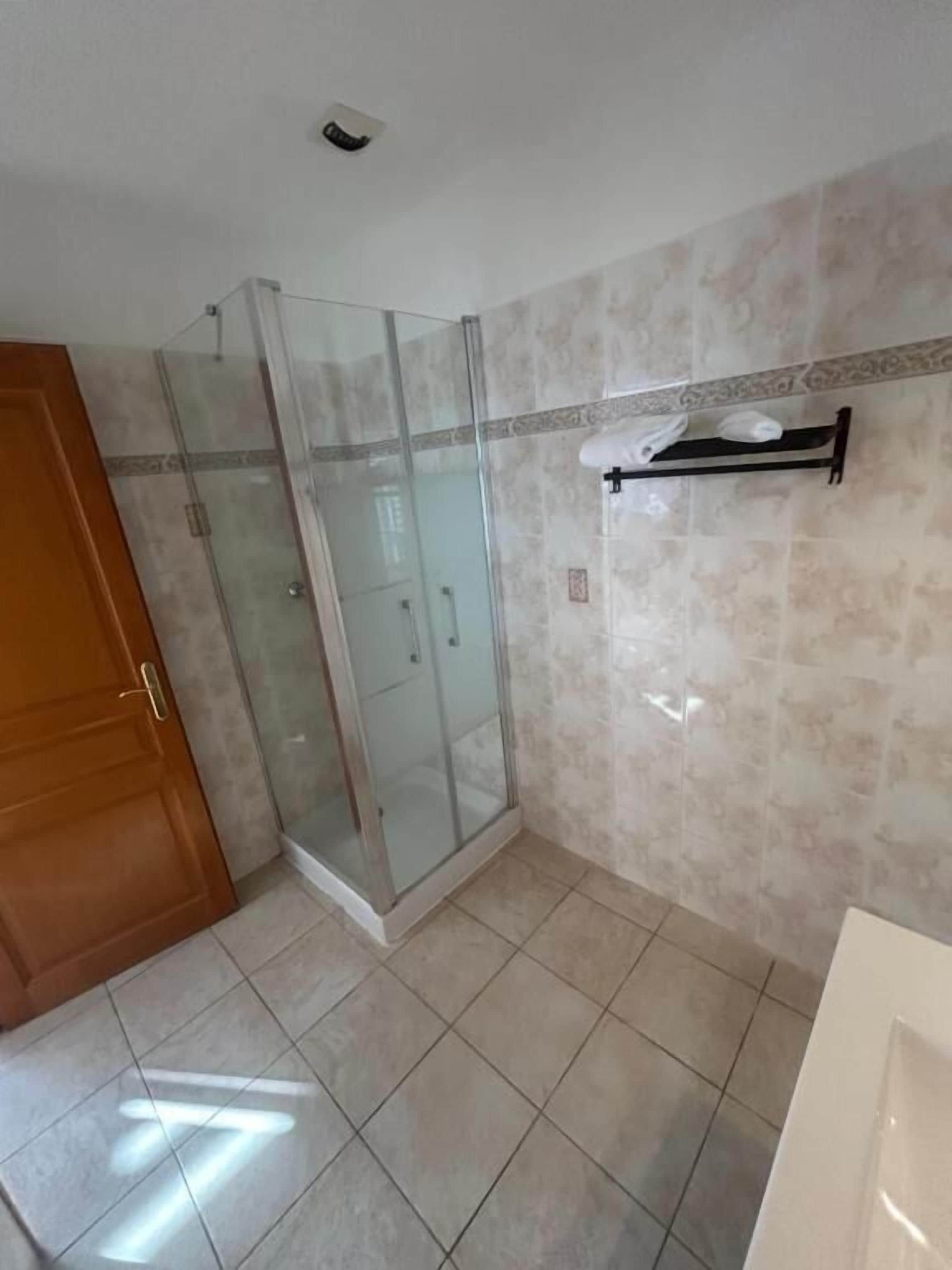 Double Room, Garden View | Bathroom | Shower, free toiletries, hair dryer, towels
