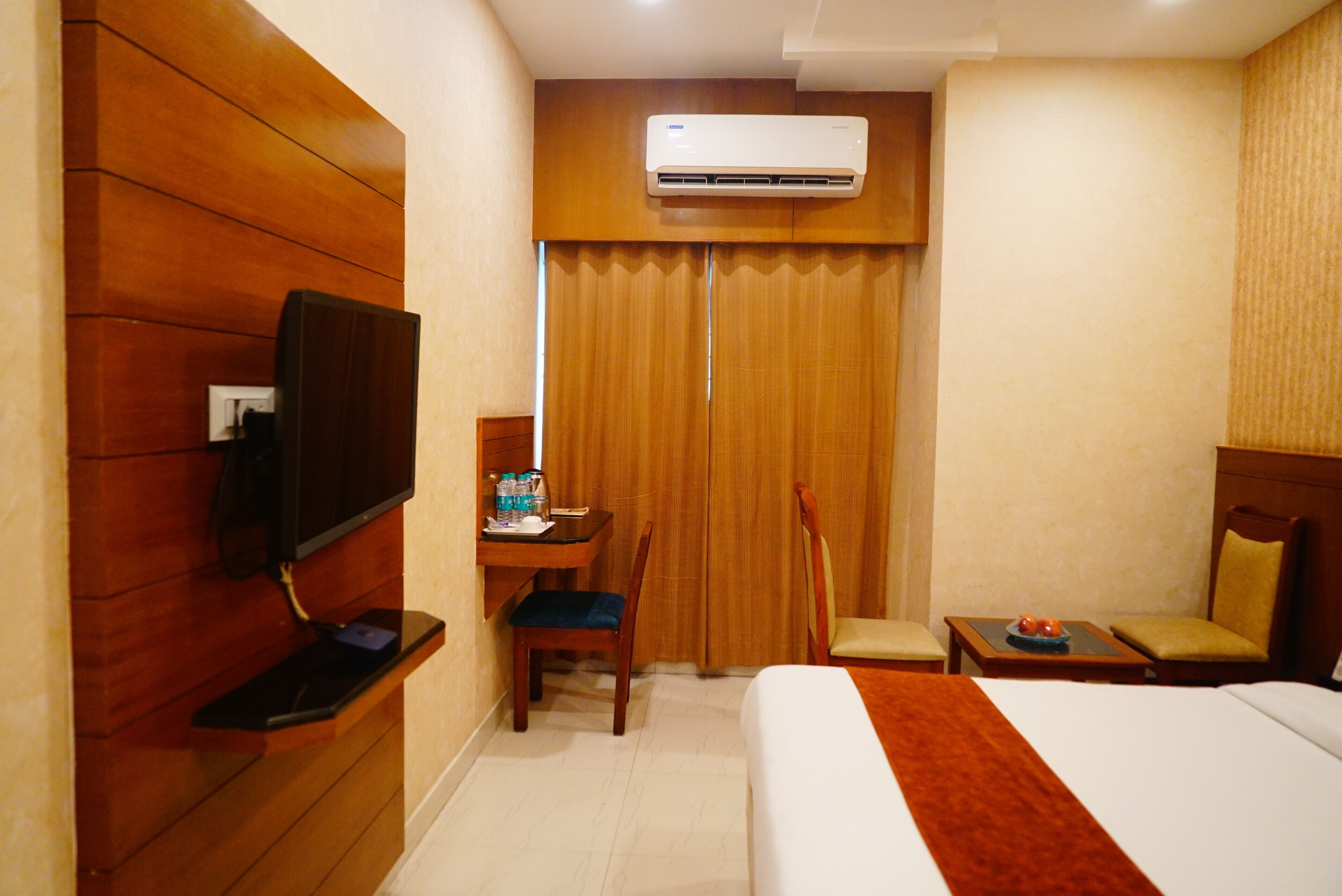 Deluxe Double or Twin Room, City View | Desk, soundproofing, iron/ironing board, WiFi (free)