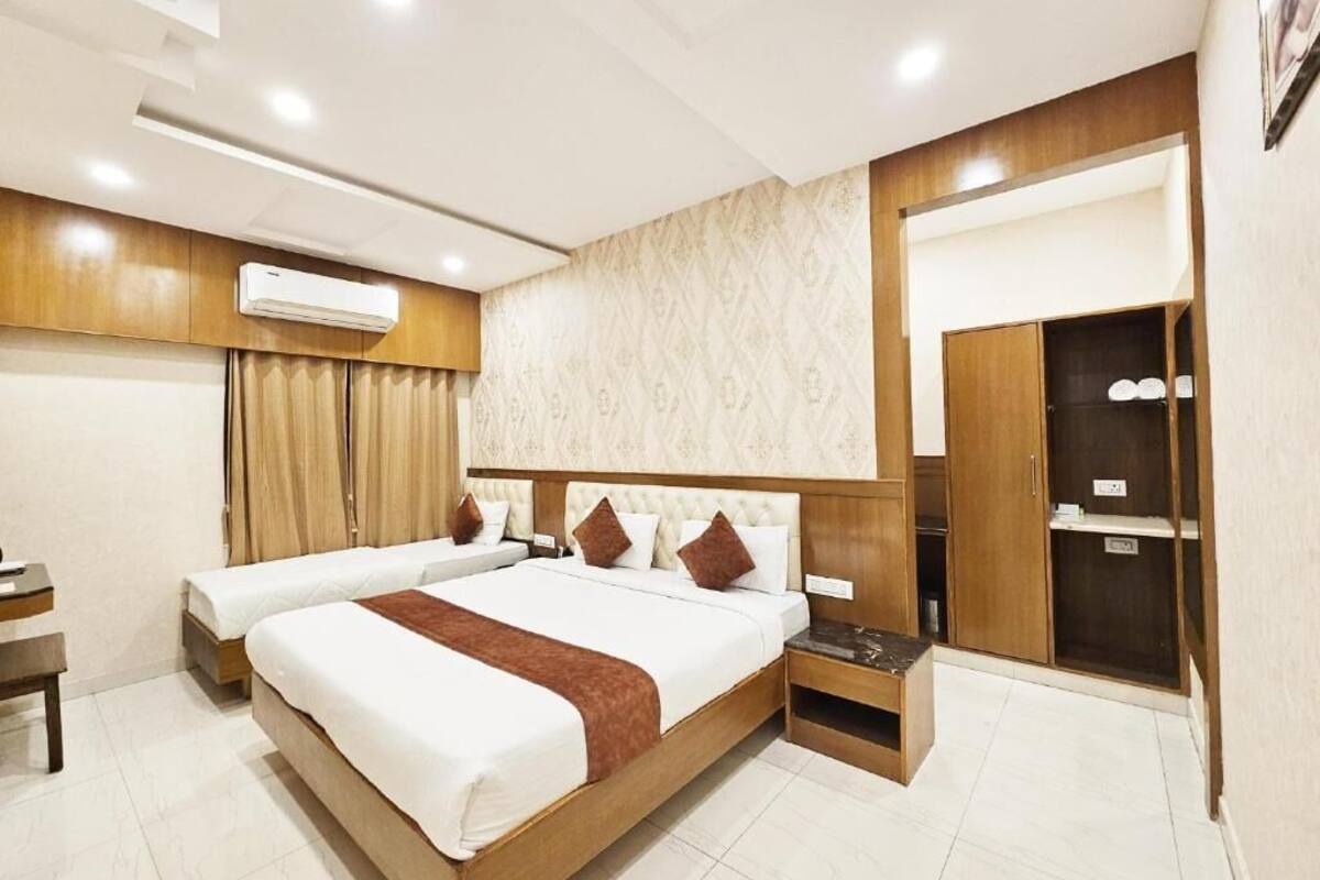 Deluxe Double or Twin Room, City View | Desk, soundproofing, iron/ironing board, free WiFi