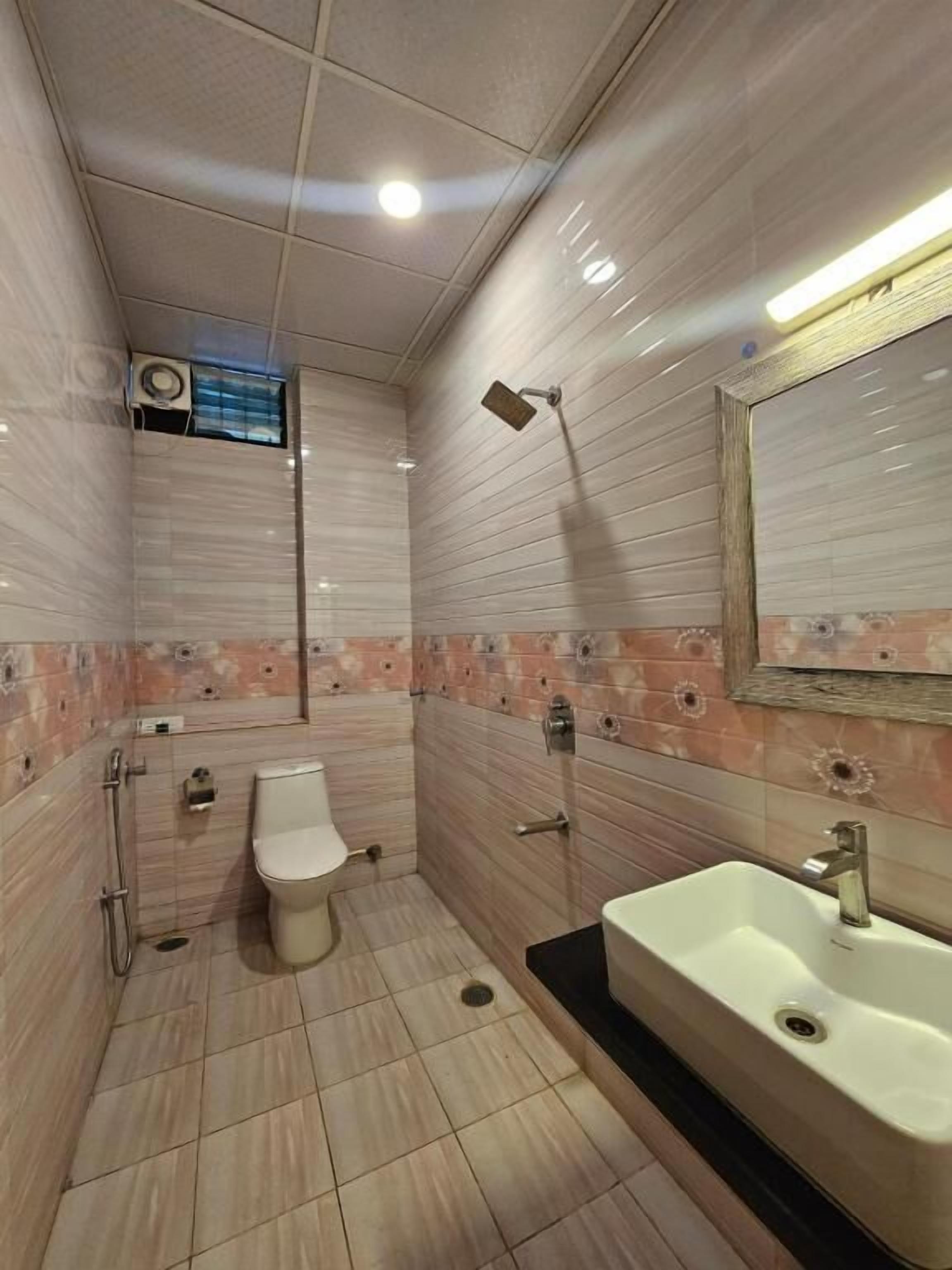 Habitación doble Deluxe, vista a la ciudad | Baño | Amenidades de baño gratuitas, toallas, jabón, shampoo 