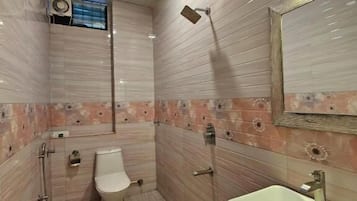 Habitación doble Deluxe, vista a la ciudad | Baño | Amenidades de baño gratuitas, toallas, jabón, shampoo