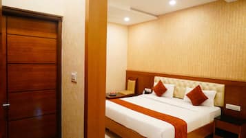 Deluxe Double or Twin Room, City View | Desk, soundproofing, iron/ironing board, WiFi (free)