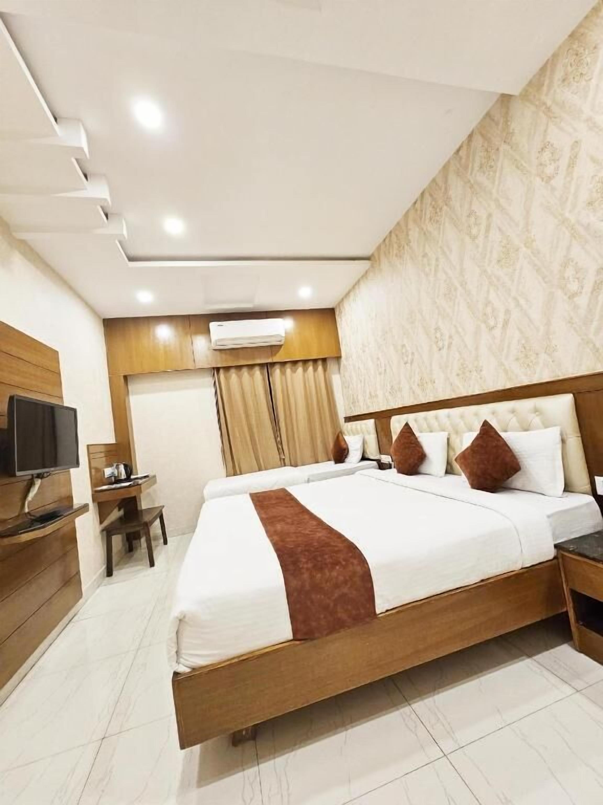 Habitación Deluxe con 1 cama matrimonial o 2 individuales, vista a la ciudad | Escritorio, insonorización, tabla de planchar con plancha y wifi gratis 