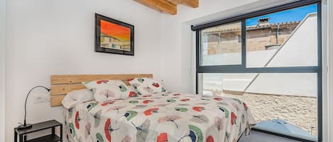 4 bedrooms, iron/ironing board, travel crib, WiFi (free)