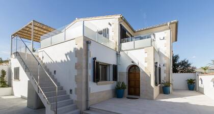 Beachfront Villa with Pool, Puerto Pollença