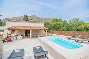 A house with a swimming pool, outdoor furniture, and a barbecue area. - Cosy 2-Bed Villa with Pool, Pollença (Pollensa / Pollença)