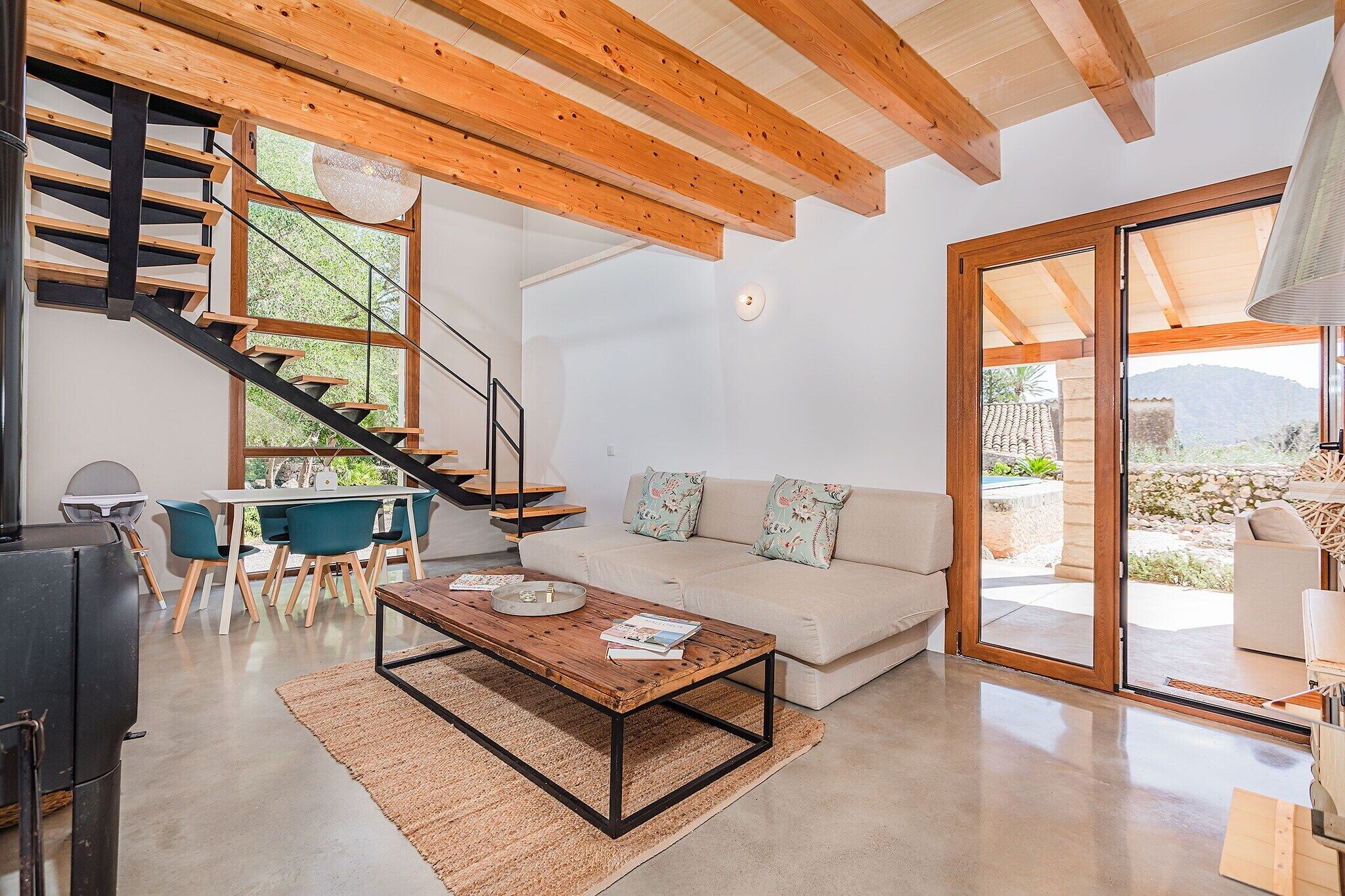 Un salon moderne avec un canapé, une table basse et un escalier.