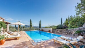 A swimming pool with lounge chairs and a pergola. - Elegant Villa witj Heated Pool, Pollença (Pollensa / Pollença)