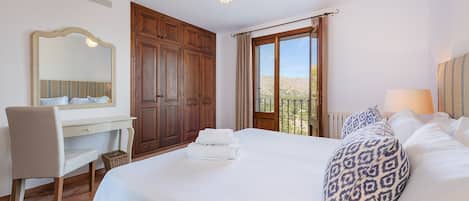 4 bedrooms, iron/ironing board, WiFi (free)