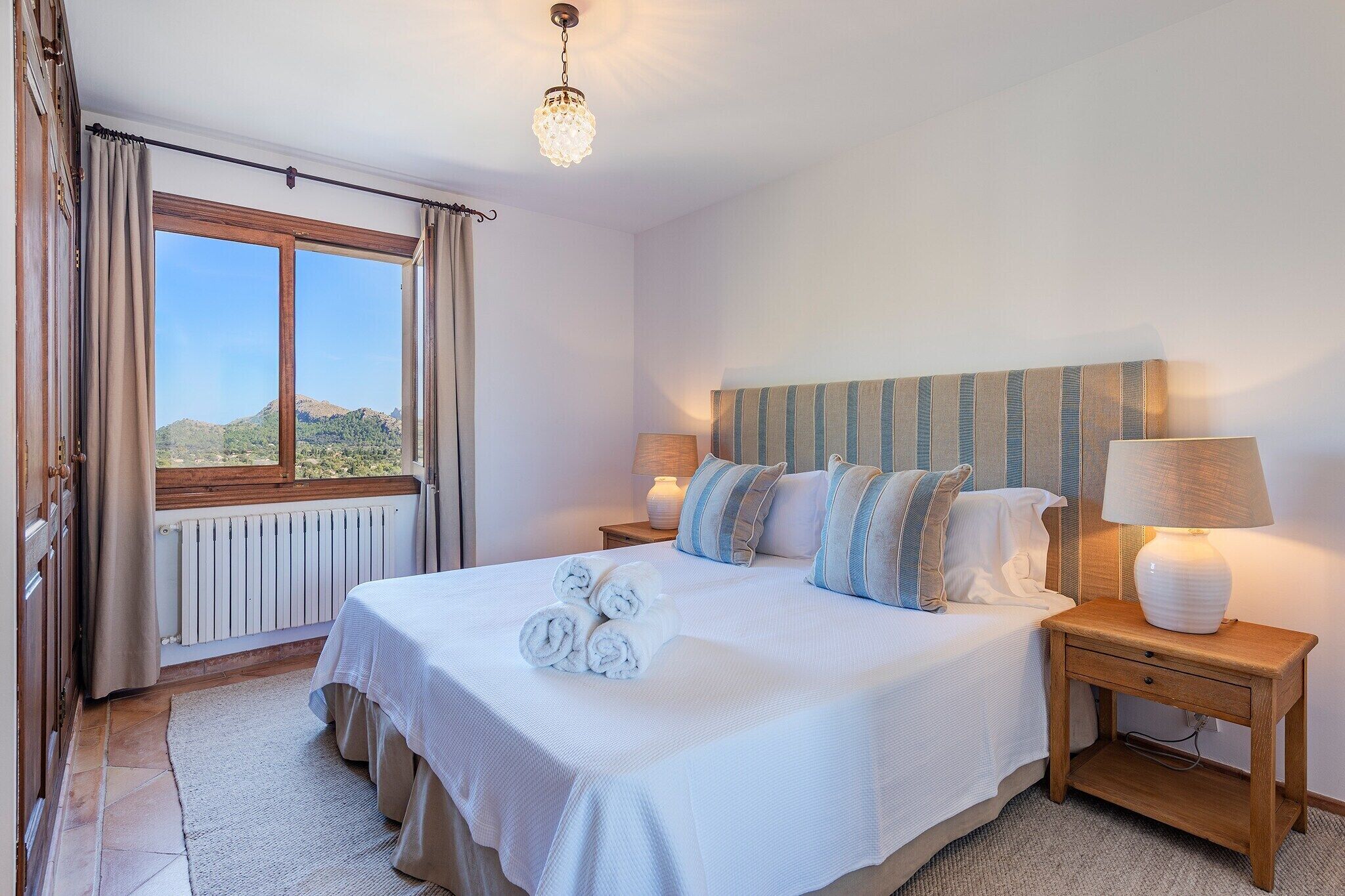 4 bedrooms, iron/ironing board, free WiFi