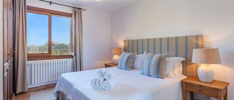 4 bedrooms, iron/ironing board, free WiFi